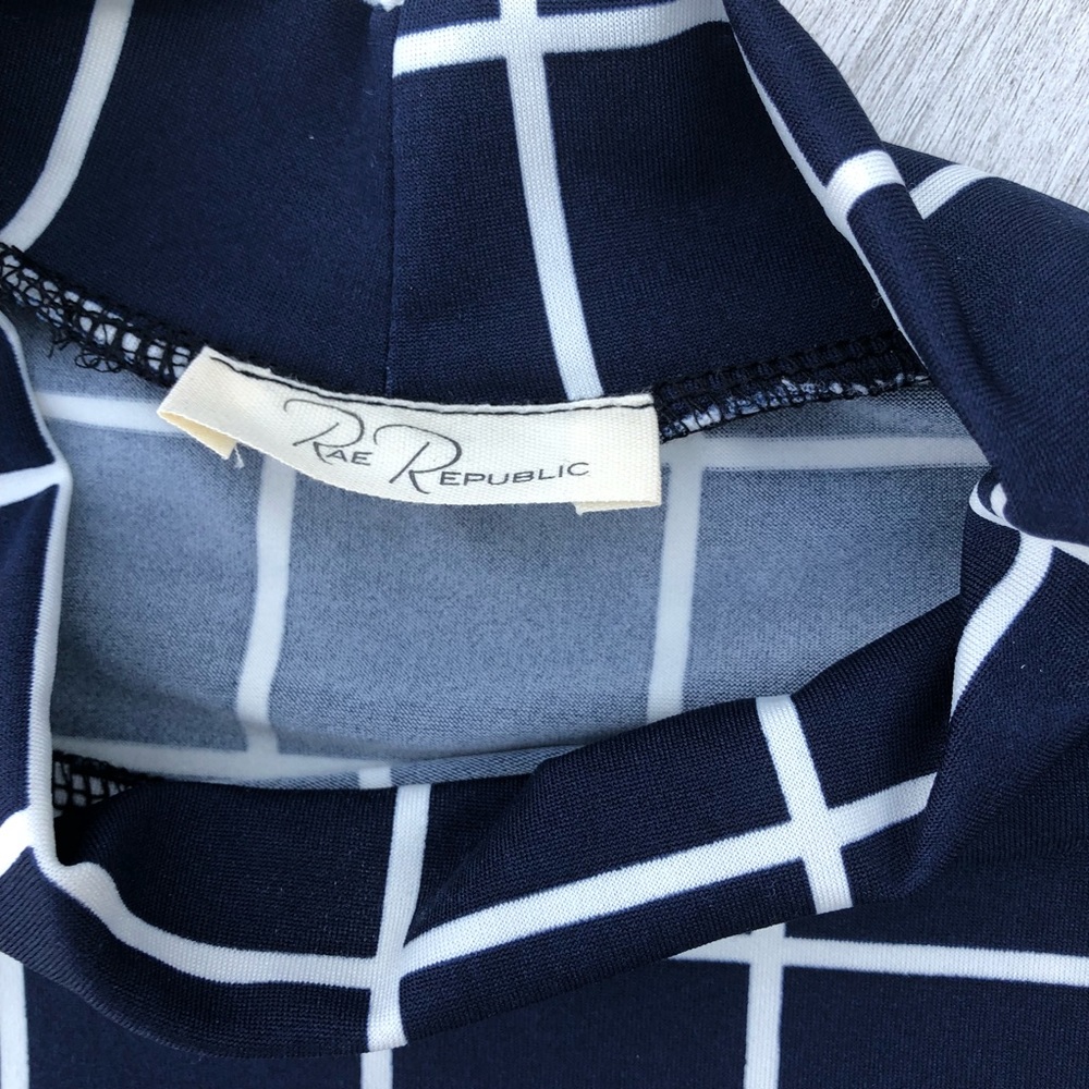 NWT rae republic navy/white geo pattern top sz L - Picture 4 of 4